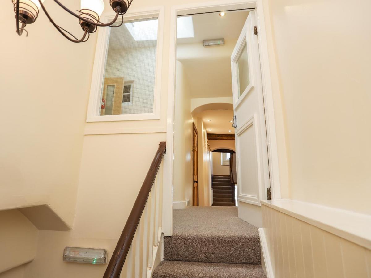Above Deck Apartment Beaumaris Exterior photo